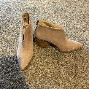 VINCE CAMUTO booties